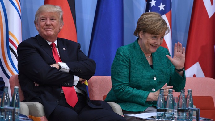 Donald Trump a Angela Merkelová na samite G20.