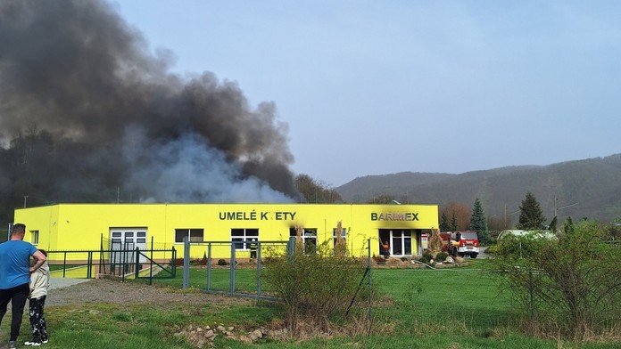 Požiar v žarnovickej továrni.