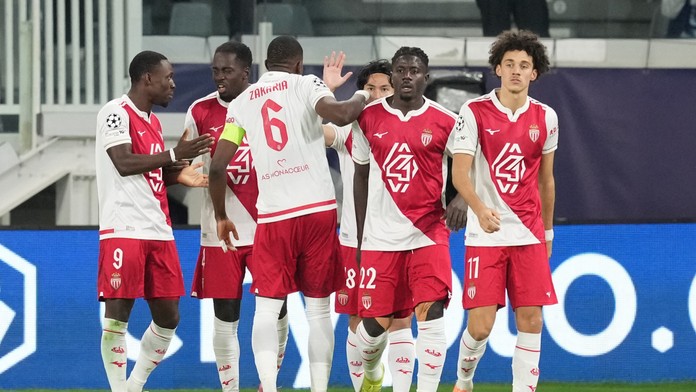 Takumi Minamino sa raduje so spoluhráčmi po strelení gólu (ilustračná fotografia)