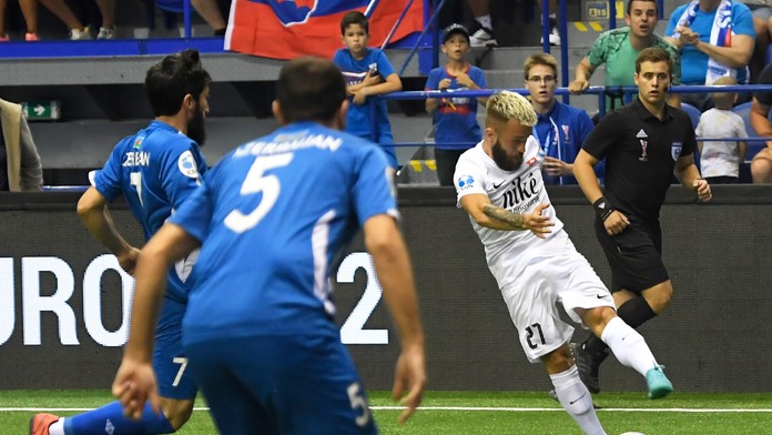 Na snímke vpravo hráč Slovenska Peter Brestovanský 