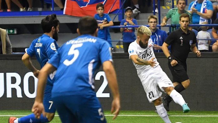 Na snímke vpravo hráč Slovenska Peter Brestovanský 