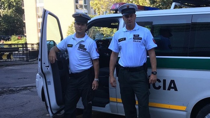 Dvaja policajti mali dnes netradičnú službu.