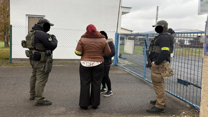 Ženu obvinili zo zločinu obchodovania s ľuďmi. 