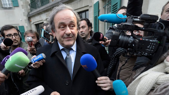 Michel Platini odchádza z budovy Športového arbitrážneho súdu v Lausanne.