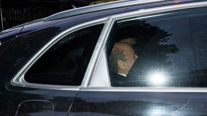 Suspendovaný Sepp Blatter odchádza z ústredia FIFA.
