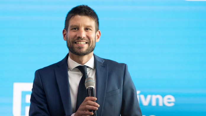 Umelá inteligencia v antikampani. Falošný hlas získal šéf PS, za „drastické zdražovanie piva“ dostal spŕšku nadávok