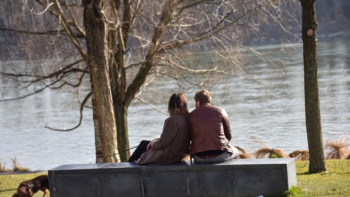 Na snímke ľudia relaxujú na nábreží Dunaja.