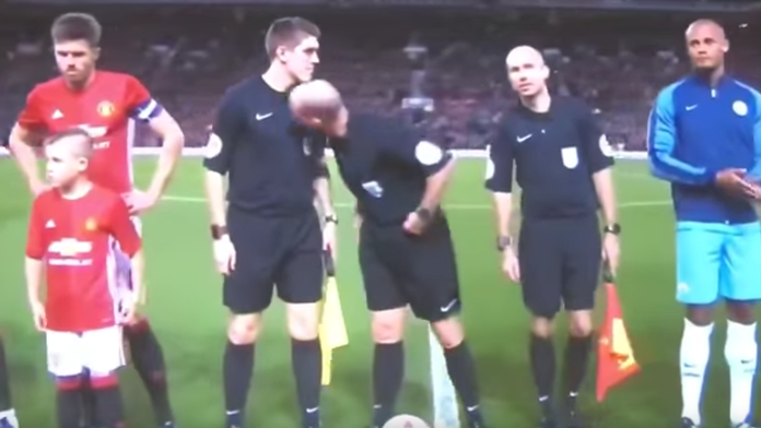 Hlavný arbiter Mike Dean ovoniava dres svojho asistenta.