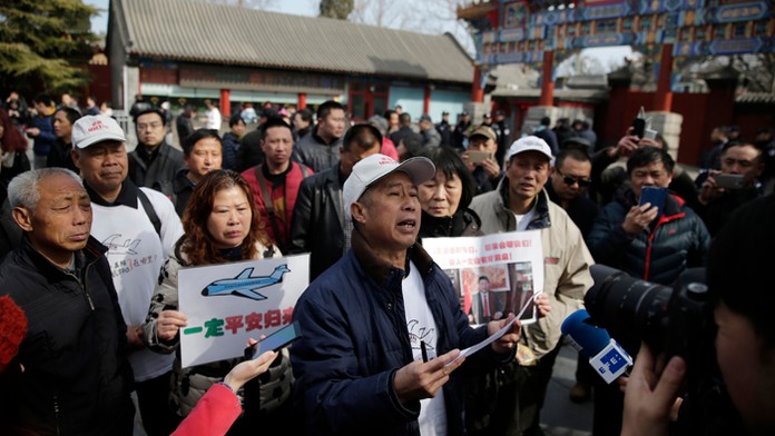 Príbuzní čínskych pasažierov letu MH370 Malaysia Airlines na spomienke za obete..