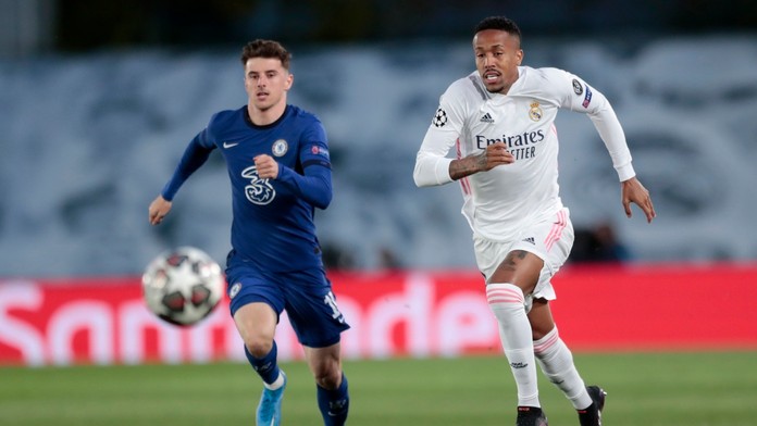 Hráč Realu Madrid Eder Militao (vpravo) bojuje o loptu s Masonom Mountom z Chelsea.