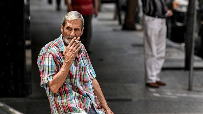 Muž fajčí cigaretu (ilustračná snímka)