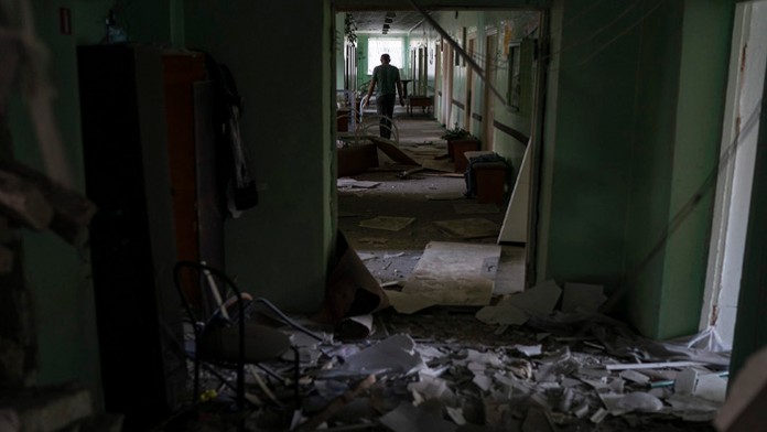 Vážne poškodená budova psychiatrickej liečebne po ruskom útoku v Kramatorsku.