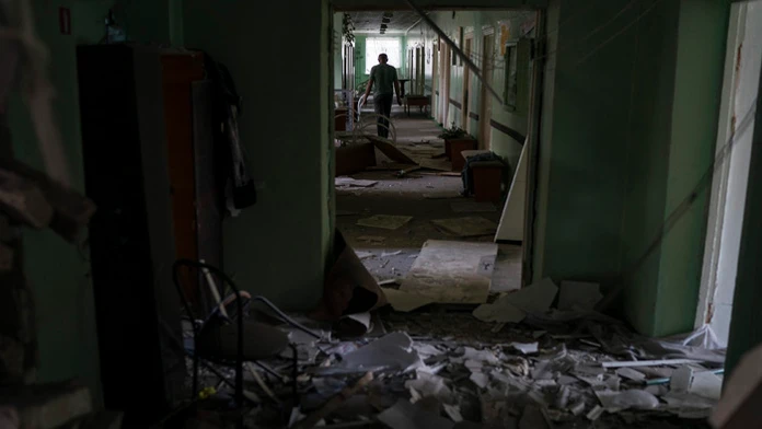 Vážne poškodená budova psychiatrickej liečebne po ruskom útoku v Kramatorsku.
