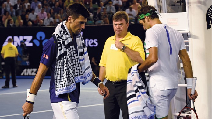 Novak Djokovič a Roger Federer počas semifinále na Australian Open.