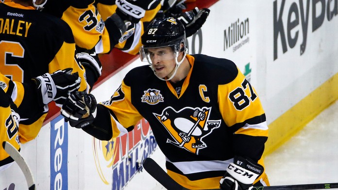 Kapitán Pittsburghu Sidney Crosby oslavuje svoj 999. bod v NHL.