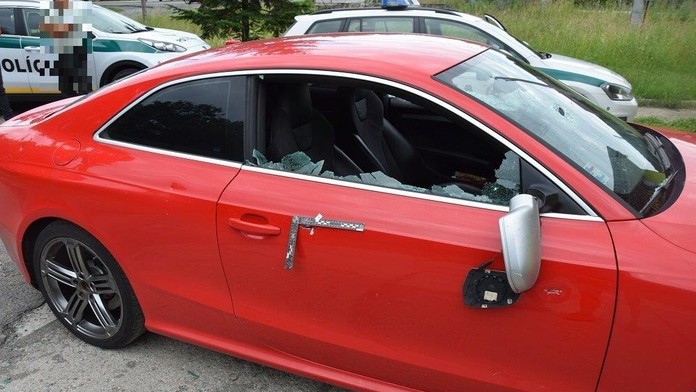 Poškodené auto Audi RS5 v Hriňovej.