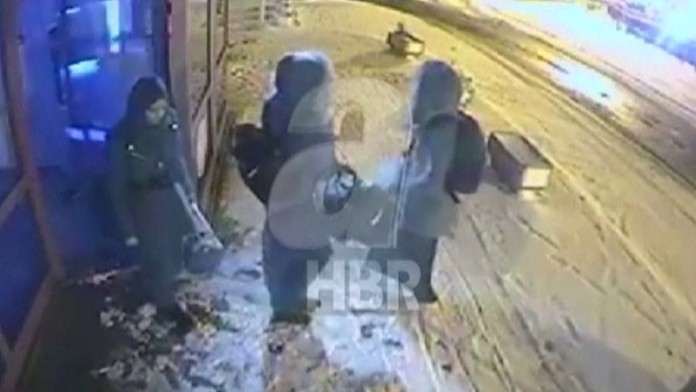 Posledné zábery dievčat pred ich odchodom do Sýrie