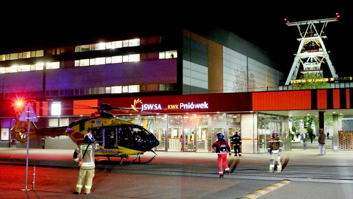 Letecká záchranná služba čaká na niektorých z desiatich záchranárov, ktorí sa zranili.