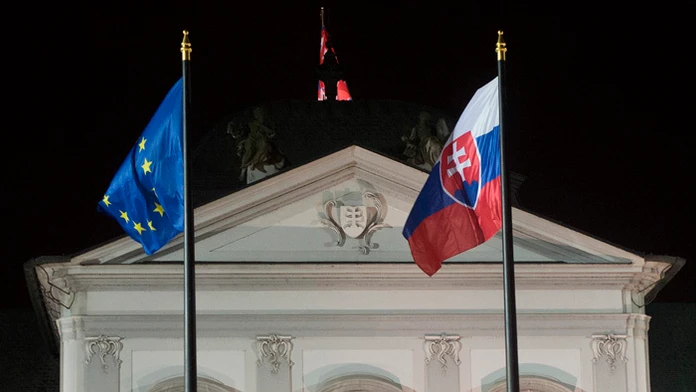 Zástava EÚ a SR.