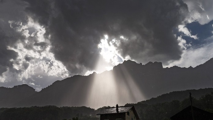 Mraky pri búrke nad švajčiarskou obcou Schwanden.