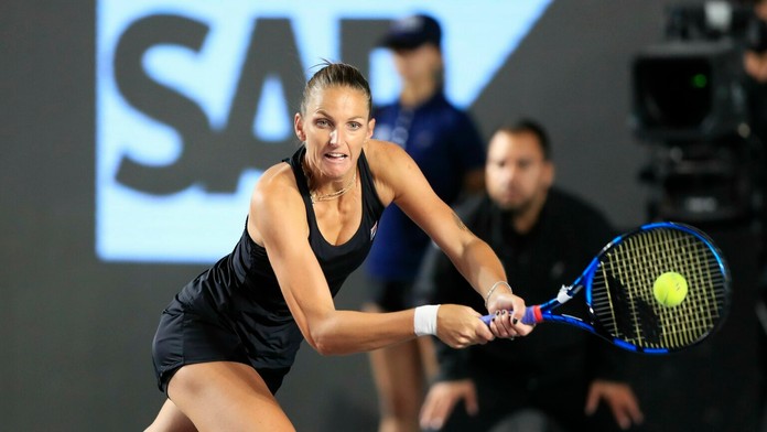 Česká tenistka Karolína Plíšková počas zápasu proti Španielke Garbine Muguruzovej.