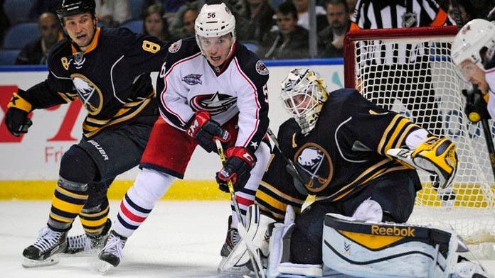 Hráč Columbusu, Slovák Marko Daňo (v strede) a hráči Buffala Cody McCormick (vľavo) a brankár Jhonas Enroth v zápase zámorskej h