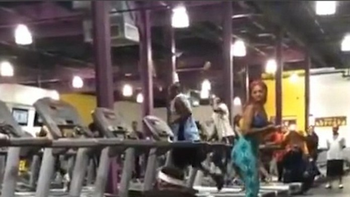 Tak to je ale trapas. Muž sa otočil za atraktívnou ženou, spadol z bežiaceho pásu.