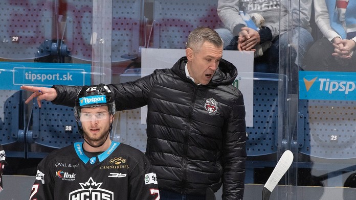 Policajt mal zbiť deti v osade v Krompachoch.