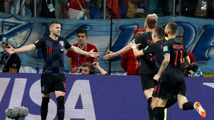 Chorvátsky hráč Ante Rebič (vľavo) oslavuje so spoluhráčmi svoj gól
