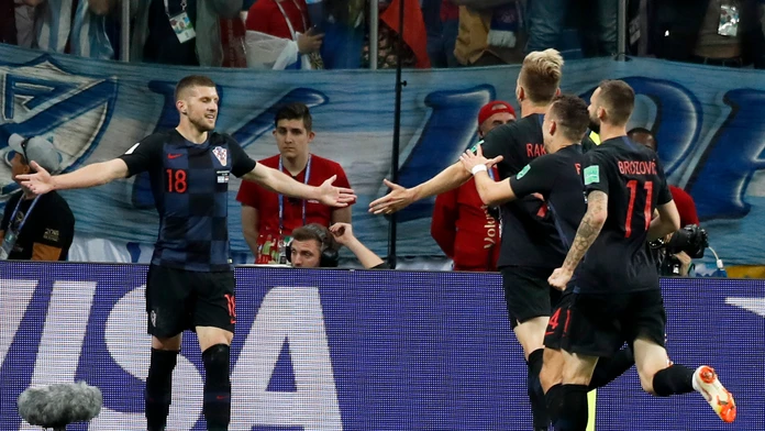 Chorvátsky hráč Ante Rebič (vľavo) oslavuje so spoluhráčmi svoj gól