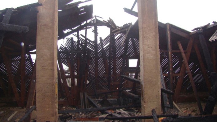 Zhorená strecha kaštieľa v Nižnom Hrušove.