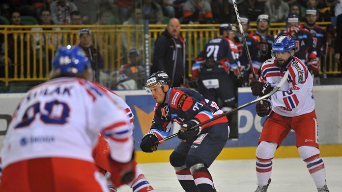 Na snímke uprostred Ladislav Nagy (Slovensko) a vpravo Dominik Uher (Česko) počas druhého prípravného hokejového zápasu Slovensk