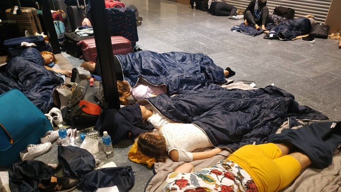 Členovia súboru Cantica nova na letisku v Tokiu