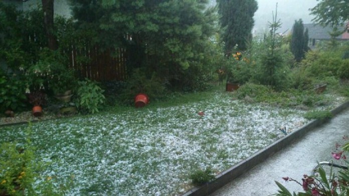 Krúpy po búrke v Česku