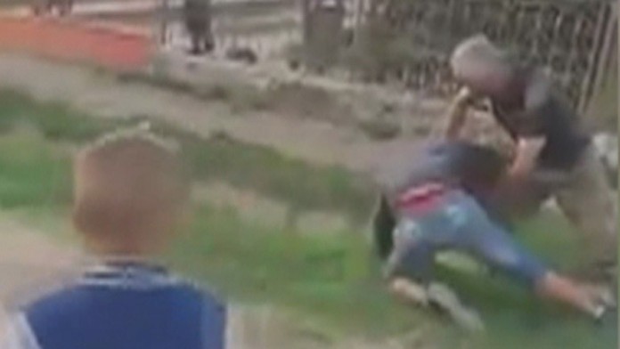 Brutálna bitka, na ktorú sa prizerali malé deti.