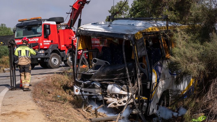 Na snímke je prevrátený autobus v Španielsku, záchranné zložky aj palma.