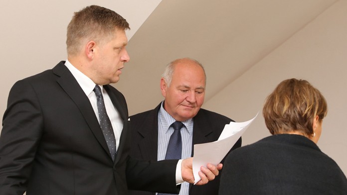 Predseda vlády Robert Fico a primátor mesta Poltár Pavel Gavalec.