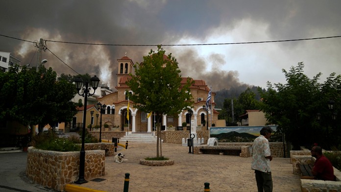 Tisíce ľudí opustili oblasť v okolí Atén, ktorú sužujú požiare.