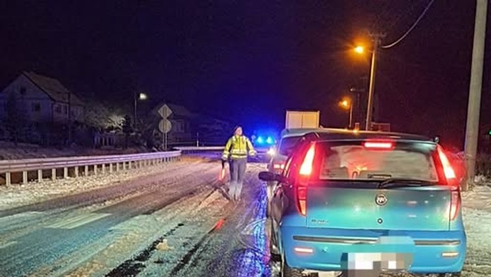 Rušné ráno za Handlovou. Cesta bola neprejazdná pre skrížený kamión