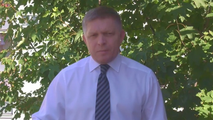 Reprofoto z videa, ktoré zverejnil Robert Fico na sociálnej sieti, na ktorom sa zastal Milana Mazureka.