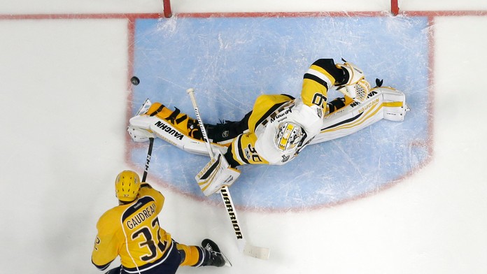 Frederick Gaudreau (Nashville) strieľa na bránku Pittsburghu.