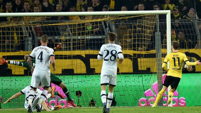 Na snímke vpravo hráč Borussie Marco Reus strieľa tretí gól Dortmundu