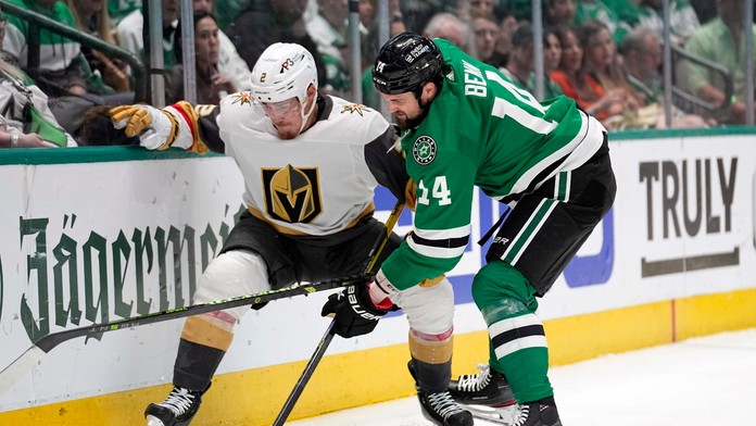 Hokejista Las Vegas Zach Whitecloud a hokejista Dallasu Jamie Benn.