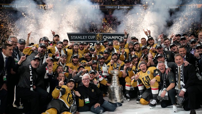 Hokejisti Vegas Golden Knights pózujú pri Stanleyho pohári.