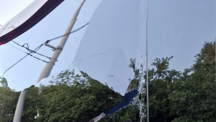 Polícia v Budapešti už zadržala muža, ktorý hodil kameň na autobus Slovana