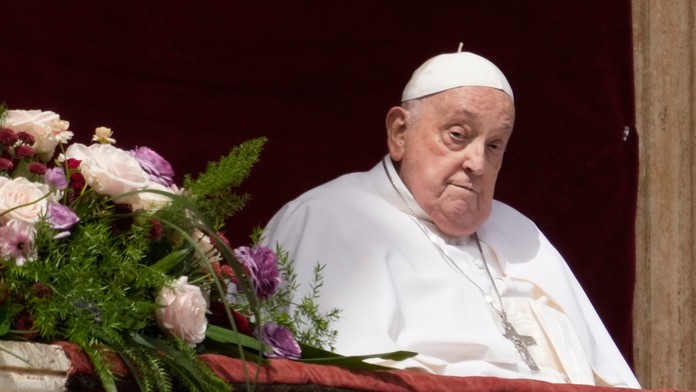 Pápež František pred udelením tradičného požehnania Urbi et orbi (Mestu a svetu) z balkóna Baziliky sv. Petra.