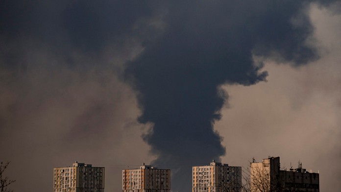 Rusko vypálilo rakety na budovu ukrajinského letectva, tvrdí Kyjev