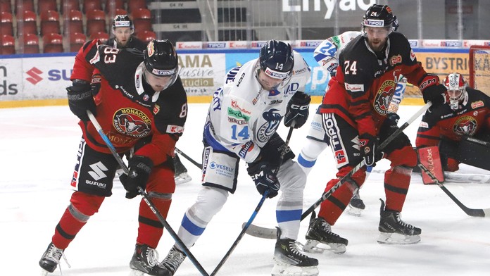  Na snímke zľava Mário Jamrich (Banská Bystrica), samuel Mlynarovič (Poprad) a Reece Scarlett (Banská Bystrica).