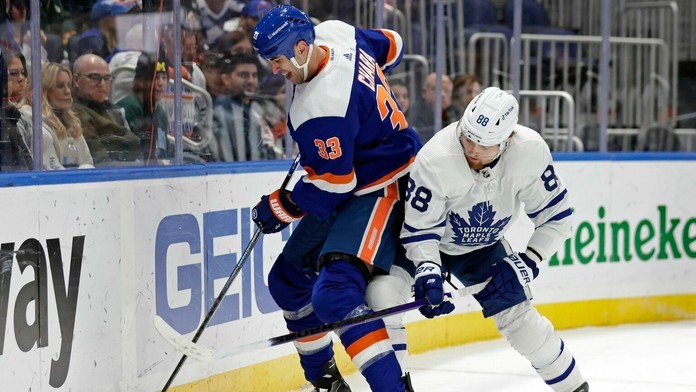 Zdeno Chára v súboji s Williamom Nylanderom.