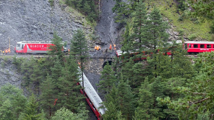 Zosuv pôdy strhol vlak vo Švajčiarsku, vozeň visel nad zrázom